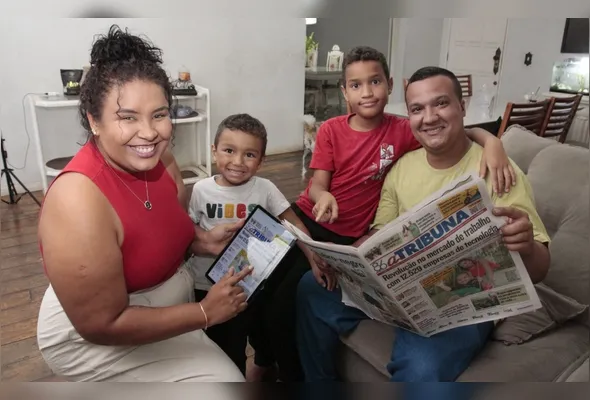O o casal Jessica e Agleison Martins com os filhos Ian e o Oliver: hábito da leitura é uma das grandes heranças