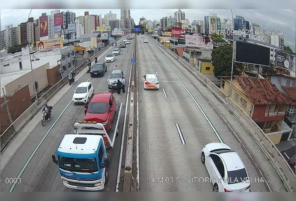 Imagens disponibilizadas por câmeras da Ceturb-ES, às 08h09, mostram carro sendo retirado por guincho