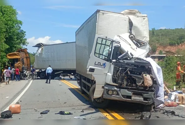 Um dos motoristas morreu no local, enquanto o outro foi socorrido com ferimentos leves