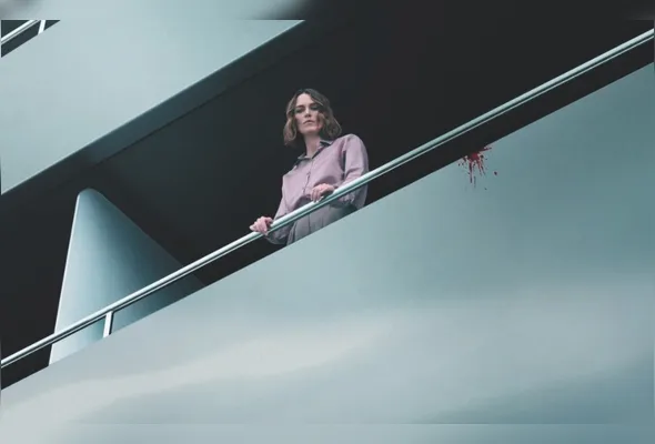 Keira Knightley faz o papel de uma jornalista em viagem de trabalho a bordo do iate Aurora Boreal