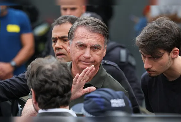 Imagem ilustrativa da imagem Bolsonaro caiu ao tentar andar e teve traumatismo craniano leve, diz médico