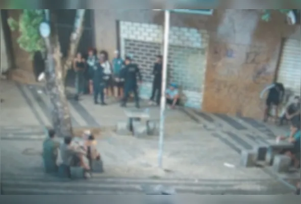 Jovens, alguns menores de idade, foram abordados pela Guarda Civil Municipal de Vitória fazendo pichações na Praça Ubaldo Ramalhete, no Centro