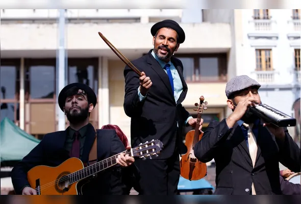 A peça de teatro de rua “Ubu: o que é bom tem que continuar!” é inspirada na clássica obra “Ubu Rei”, de Alfred Jarry
