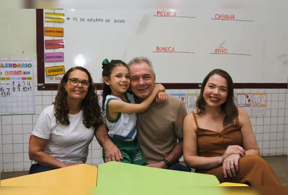 Os professores Júlio Mardegan e Ana Lucia com a filha Thais, diretora do CMEI Corina, e  a neta Ana Lara