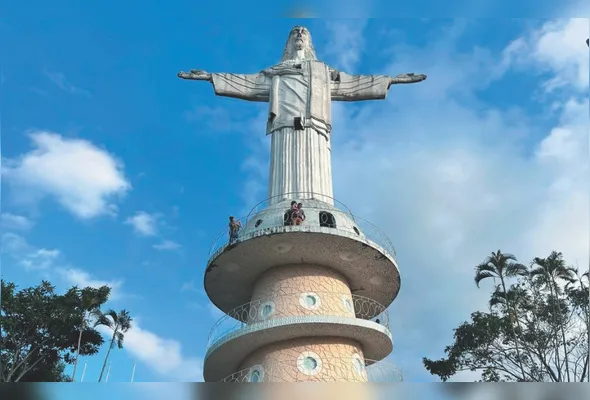Cristo Redentor de Mimoso do Sul tem 30 metros e, do alto de um monte, fica de braços abertos para a cidade