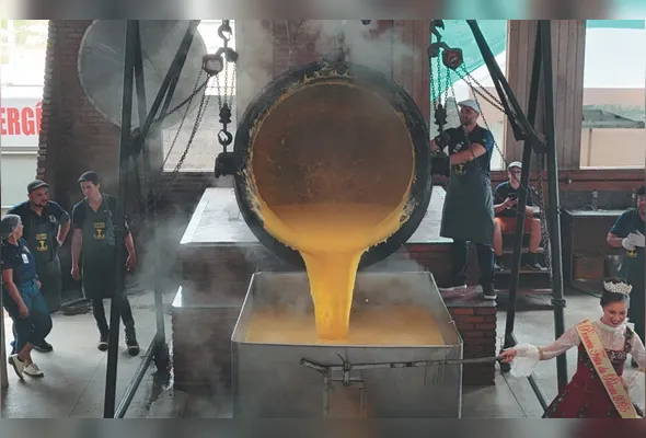 O tradicional  tombo da polenta gigante é o ponto alto da festa. Na panela, são feitos 1.200 quilos da iguaria