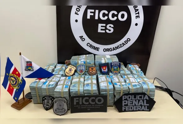 Quantia milionária estava escondida em mochilas e uma sacola