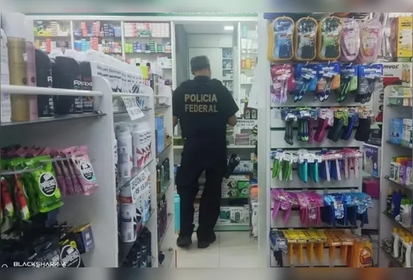 Policial Federal durante o cumprimento de mandado em uma farmácia do Programa Farmácia Popular