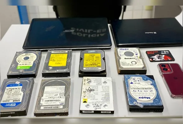 No local foram apreendidos diversos aparelhos eletrônicos, como computadores, HDs e um celular de uso do suspeito
