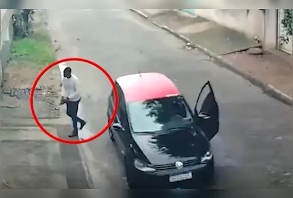 Câmeras de videomonitoramento flagraram o momento do assalto