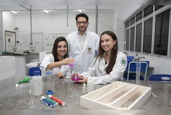 Pedro Onofre, coordenador do curso de Medicina da UVV, com as alunas Izabela Zan e Leandra Krause: pesquisas