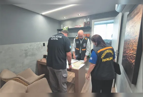 Policiais estiveram na empresa de falso consórcio e realizaram buscas e apreensões. Prejuízo chega a R$ 150 mil.