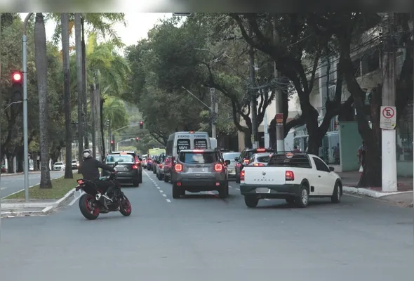 Veículos trafegando pelas ruas de Vitória. Segundo o Detran|ES, 26% da frota está com licenciamento em atraso