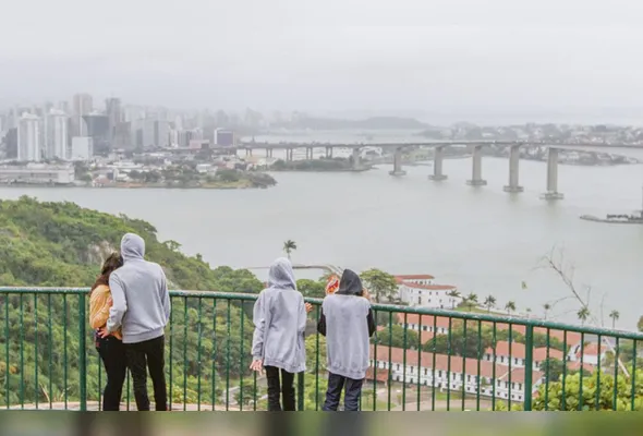 Com roupas de frio, moradores  observam a baía de Vitória