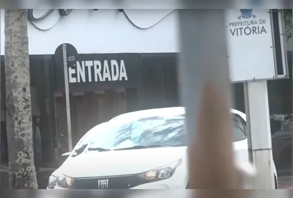 No local, além dos dois homens, a polícia encontrou seis pinos de cocaína em cima do frigobar do quarto