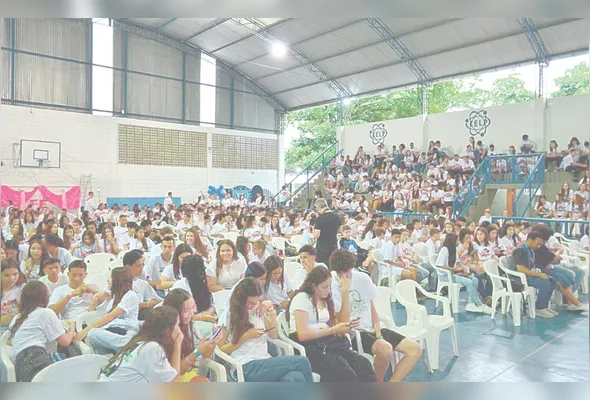 Jovens celebram fé e cores no Emanuel Fest 2025, em Cachoeiro de Itapemirim