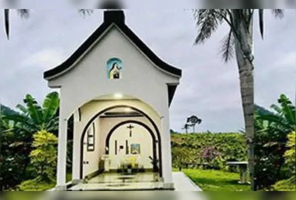 Capela de Santa Teresinha, em Alfredo Chaves, recebe fiéis para a tradicional missa com bênção das rosas.