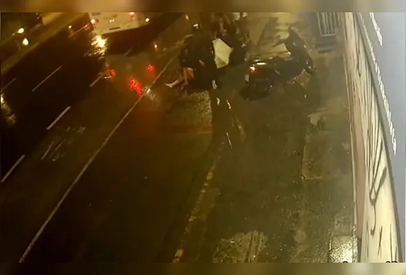 Motociclista morre após se chocar em árvore na Avenida Fernando Ferrari