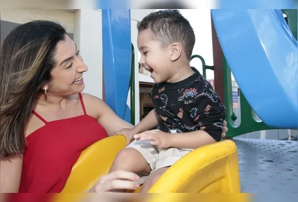 Tairine Martins e o filho Ravih, 3 anos, em momento de lazer