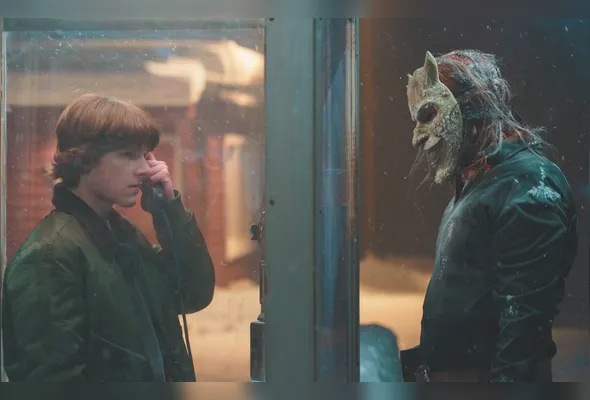 Finn (Mason Thames), agora com 17 anos, começa a receber ligações do vilão O Pegador através de seus sonhos, onde também é perseguido