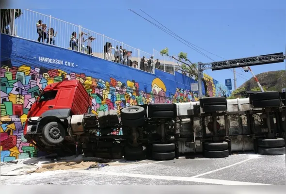 Carreta ficou tombada na pista entre 3h e 14 horas. Carga foi toda recolhida com a ajuda de um trator