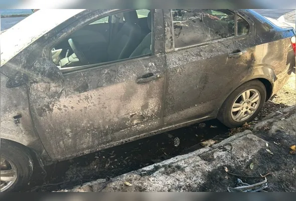 Carro que foi incendiado pelo suspeito na Praia da Costa
