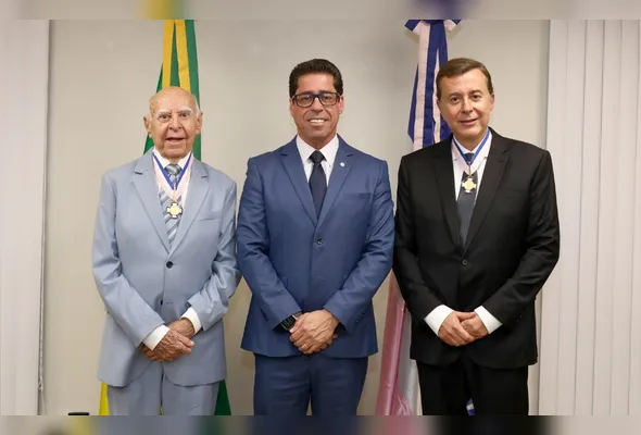 José Jaques Coelho, Marcelo Santos e Fábio Coelho durante cerimônia na Assembleia Legislativa do ES