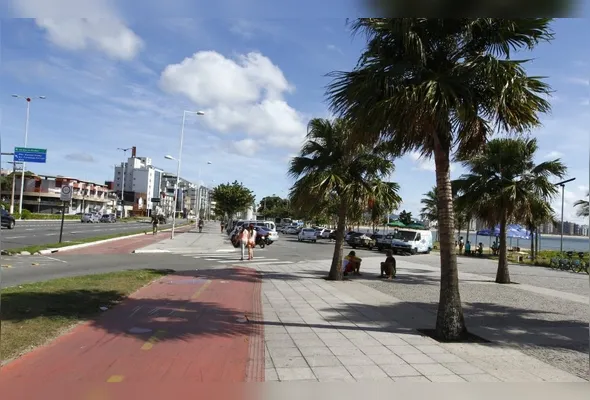 Orla de Camburi, em Vitória, onde as temperaturas máximas podem ficar entre 32ºC e 33ºC durante o dia
