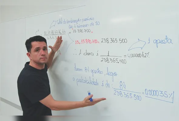O professor de Matemática do Sesi Odilon Rampasso calcula chance de apostador ser premiado na loteria