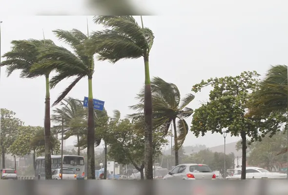 Tempo muda no fim de semana e Marinha prevê ventos de até 74 km/h no litoral do ES