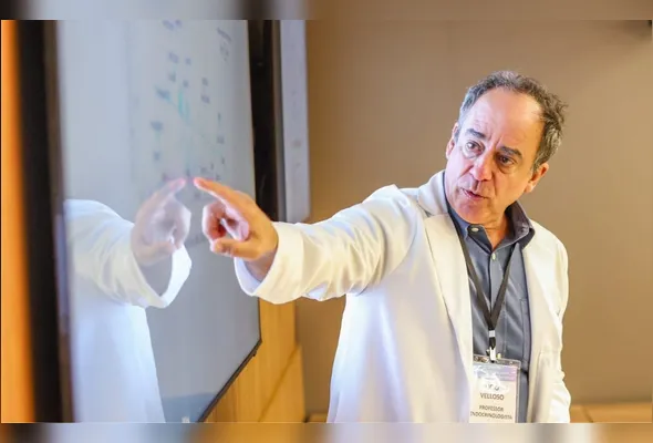 O professor doutor Licio Velloso explica que novo medicamento será de custo moderado