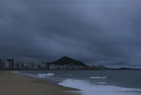 De acordo com o Incaper, a umidade trazida pelos ventos costeiros provoca chuva