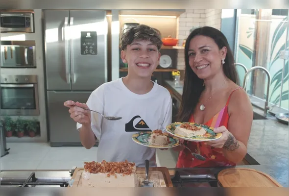 Enrico, de 13 anos, preparou o sorvete de doce de leite com a sua mãe, a nutricionista Mariella Salles: receita para fazer entre pais e filhos