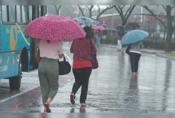 Imagem ilustrativa da imagem Inmet renova alerta amarelo para chuvas intensas no ES nesta sexta-feira