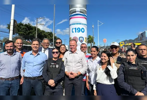Equipe do Governo do Estado  com o governador Renato Casagrande (centro) na inauguração do novo Totem de Segurança