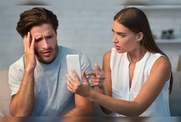 Vigiar o parceiro nas redes sociais pode prejudicar o relacionamento