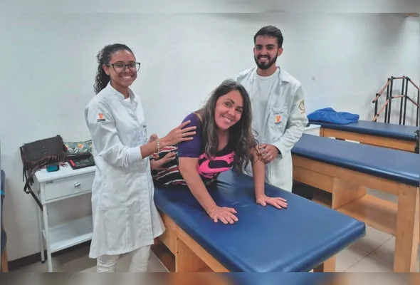 Gabriella Werneck  é atendida pelos estudantes do curso de fisioterapia Rayla Bianchi e Gabriel Machado