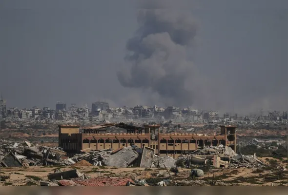 Fumaça sobe após um ataque militar israelense na Cidade de Gaza, visto a partir do centro da Faixa de Gaza, nesta quarta-feira, 8 de outubro de 2025