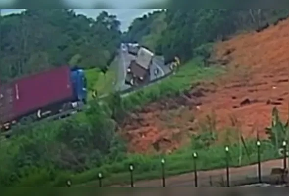 Imagem ilustrativa da imagem VÍDEO | Caminhão carregado de rochas tomba ao fazer curva na BR-101 no ES