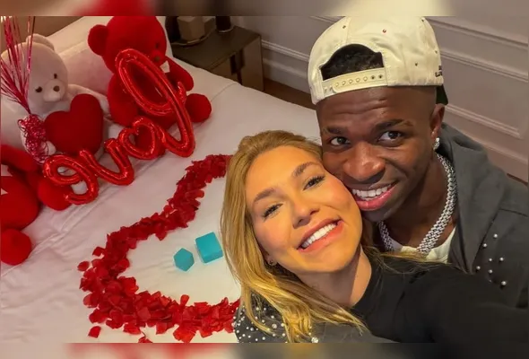 Casal compartilhou fotos nas redes sociais do pedido de namoro que o jogador preparou para a amada em sua casa em Madrid, na Espanha