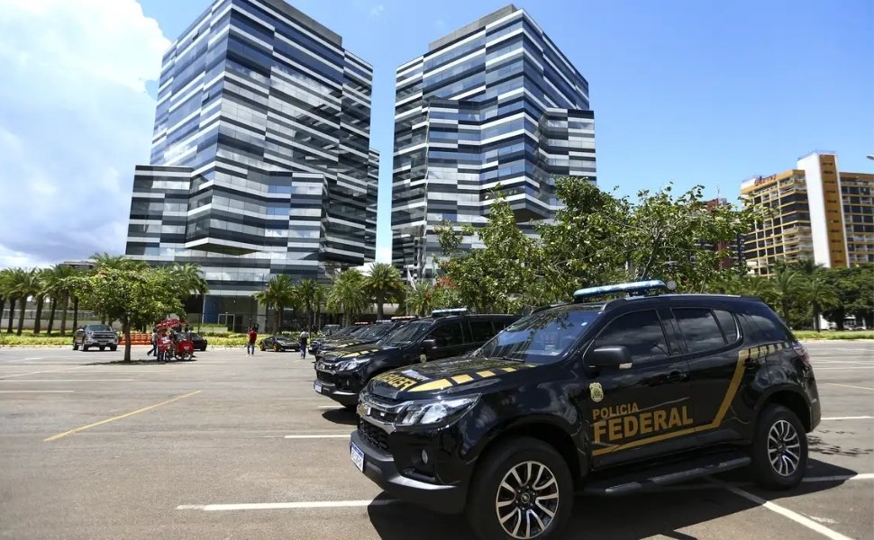 Vazamento Explosivo: Dados de Ministros do STF em Risco!