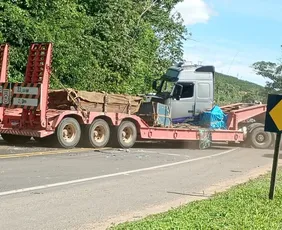 Imagem ilustrativa da imagem Acidente com duas vítimas fatais interdita BR-101 em Fundão