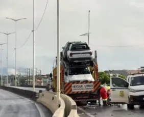 Imagem ilustrativa da imagem Acidente entre caminhão cegonha e moto deixa um morto na BR-101, em Cariacica