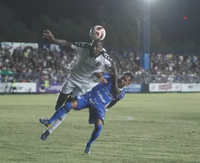 Imagem ilustrativa da imagem Apesar da chuva, clássico Vitória x Rio Branco é mantido no Salvador Costa