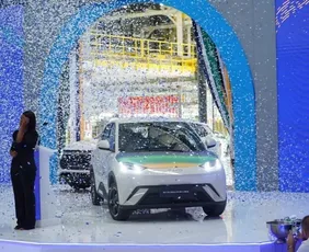 Imagem ilustrativa da imagem Gigante chinesa BYD bate Tesla com recorde de vendas anuais de carros elétricos