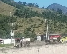 Imagem ilustrativa da imagem Carreta-cegonha tomba no viaduto da Ceasa e complica trânsito em Cariacica