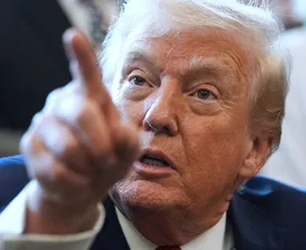Imagem ilustrativa da imagem Após ameaças, Trump publica imagem de navios afundados: 'Marinha iraniana'