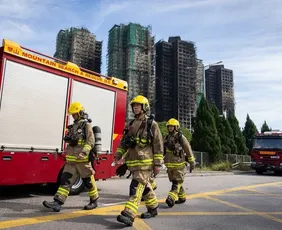 Imagem ilustrativa da imagem Corpos são achados em telhados e número de mortos em incêndio em Hong Kong sobe