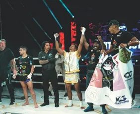 Imagem ilustrativa da imagem Denis Jr conquista cinturão em noite histórica na Serra