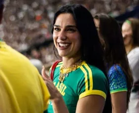 Imagem ilustrativa da imagem Dua Lipa encontra Sabrina Sato em ensaio da Vila Isabel e vai a jogo no Rio